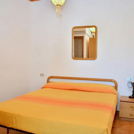 Lägenhet Cozy Flat With Balcony In *